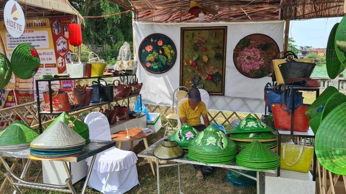 Các sản phẩm lưu niệm bằng chất liệu Sen Huế