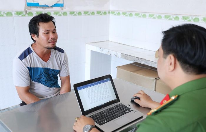  Đối tượng Dương Văn Chóp khai nhận vụ việc tại cơ quan Công an. Ảnh: Công an cung cấp 