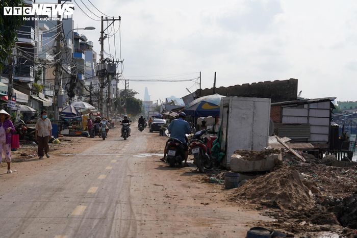 Cụ thể, dự án chỉnh trang đô thị khu vực bờ Nam kênh Đôi đoạn từ cầu Rạch Ông đến cầu Mật (phường Chánh Hưng) dự kiến giải tỏa 860 căn nhà, tổng vốn đầu tư hơn 5.400 tỷ đồng.