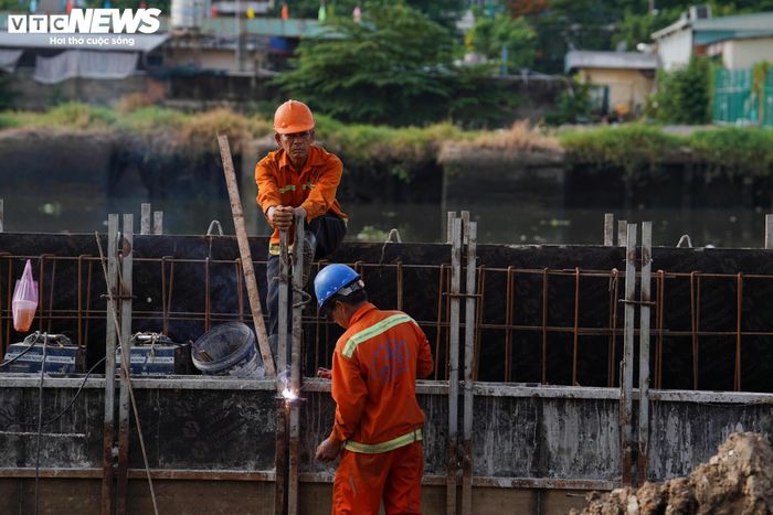Công nhân tham gia thi công cho biết đơn vị đang huy động nhân lực làm việc liên tục để đẩy nhanh tiến độ. Cụ thể, ca sáng làm việc đến 11h30, ca chiều từ 13h đến 17h. 