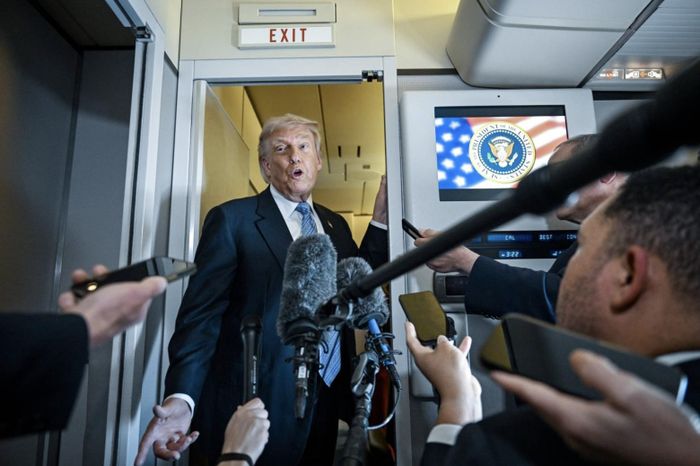 Tổng thống Mỹ Donald Trump trên chuyên cơ Không lực Một ngày 15/5. (Ảnh: New York Times)