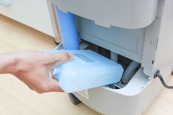 Bình chứa nước rất dễ ẩm mốc, có mùi. (Ảnh: Điện máy Xanh)