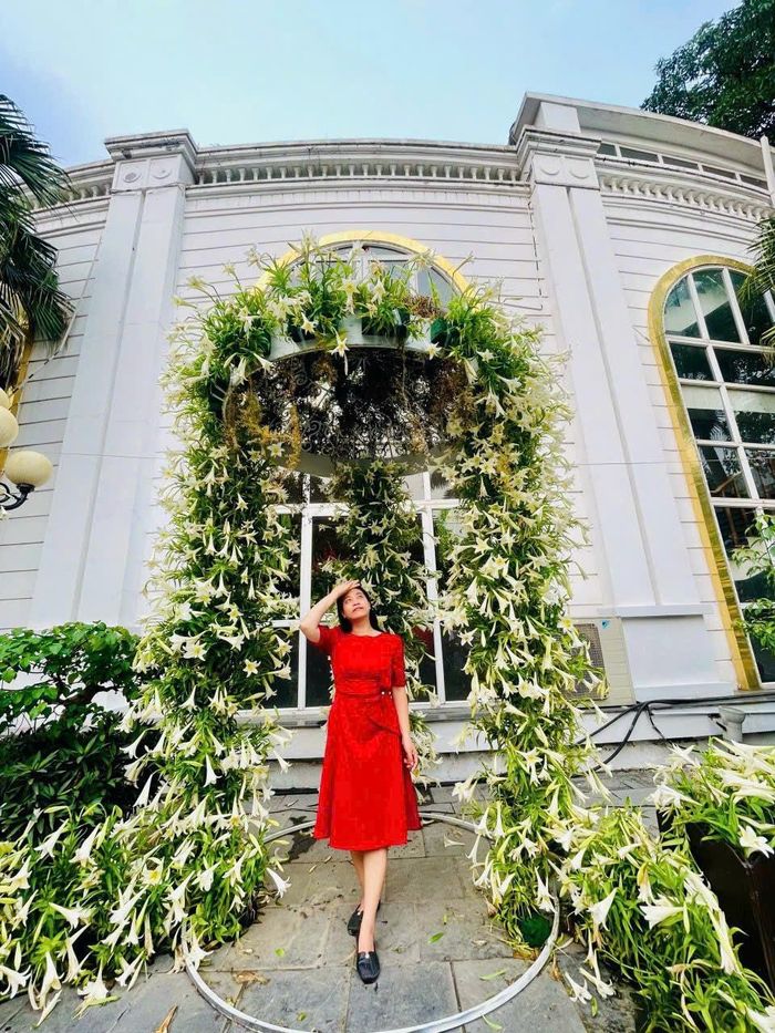 Sắc trắng tinh khôi của hoa loa kèn gây xao động tâm hồn Người Hà Nội. 