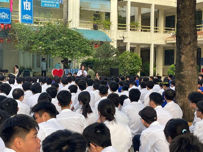 Trạm Y tế phường phối hợp tổ chức các hoạt động truyền thông về sức khỏe sinh sản cho học sinh Trường THPT Đại Mỗ. Ảnh: ND