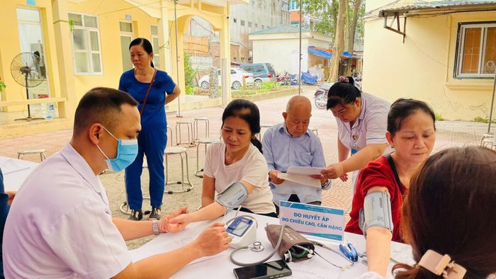 Người dân phường Đại Mỗ được thăm khám sức khỏe miễn phí tại phòng khám đa chức năng Hà Đông - Đại Mỗ. Ảnh: ND