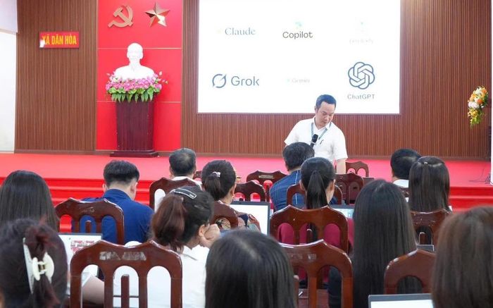 Xã liên tục trang bị kiến thức công nghệ mới cho cán bộ, người lao động. Ảnh: DH.