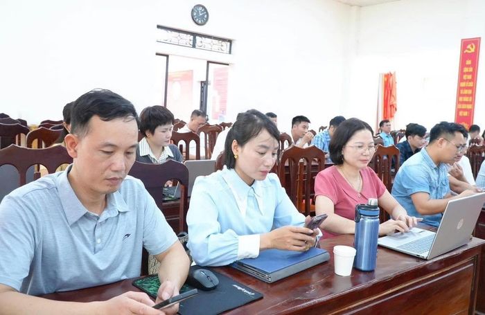 Cán bộ xã Dân Hòa ứng dụng kỹ năng chuyển đổi số. Ảnh: DH.