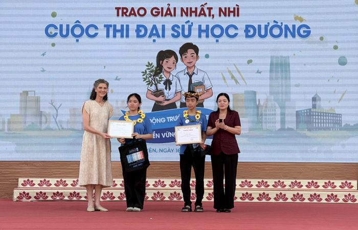 Phó Chủ tịch UBND tỉnh Thái Nguyên Nguyễn Thị Loan và Trưởng đại diện thường trú UNDP tại Việt Nam Ramla Khalidi trao giải Cuộc thi “Đại sứ học đường: Chủ động trước thiên tai, bền vững tương lai”. Ảnh: Ngọc Hà