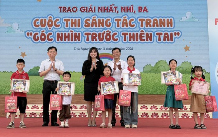 Ban tổ chức trao giải cho học sinh đoạt giải cuộc thi sáng tác tranh "Góc nhìn trước thiên tai". Ảnh: Ngọc Hà