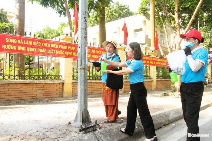 Hội viên Hội liên hiệp phụ nữ phường Hà Đông tham gia làm sạch các tuyến phố, góp phần giữ gìn mỹ quan đô thị. Ảnh: Duy Anh