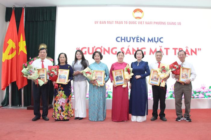 Vinh danh “Gương sáng Mặt trận” đối với các cán bộ Mặt trận tiêu biểu. Ảnh: MH