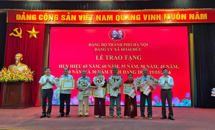 Lãnh đạo xã Hoài Đức trao Huy hiệu Đảng cho các đảng viên lão thành đợt 19-5-2026, diễn ra ngày 16-5. Ảnh: VH