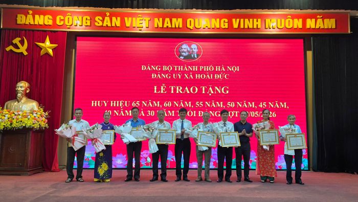 Lãnh đạo xã Hoài Đức trao Huy hiệu Đảng cho các đảng viên lão thành đợt 19-5-2026, diễn ra ngày 16-5. Ảnh: VH