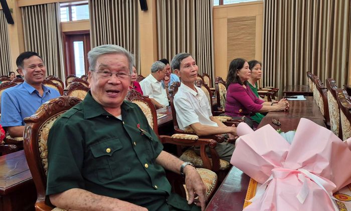 Ông Nguyễn Văn Vỵ (SN 1938), đảng viên vinh dự nhận Huy hiệu 60 năm tuổi Đảng chia sẻ với phóng viên. Ảnh: VH