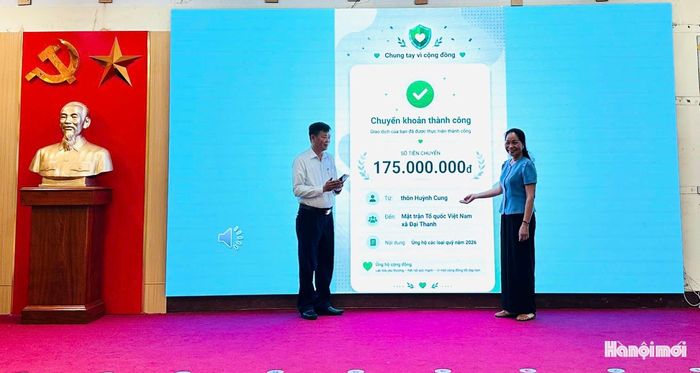 Đại diện thôn Huỳnh Cung trao kinh phí ủng hộ các loại quỹ tại hội nghị. Ảnh: MD