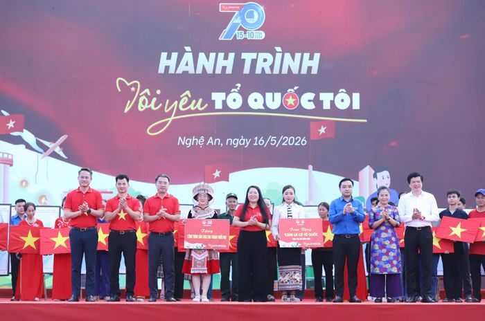 Trao 9.500 lá cờ Tổ quốc tặng 30 xã biên giới và trao tặng 1 sân chơi thể thao cho thanh thiếu nhi. Ảnh: Hải Lâm
