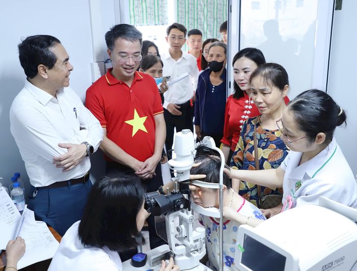 Bí thư Trung ương Đoàn, Chủ tịch Trung ương Hội Liên hiệp thanh niên Việt Nam Nguyễn Tường Lâm thăm, động viên người dân đến khám sức khỏe và các y, bác sĩ trẻ. Ảnh: Hải Lâm