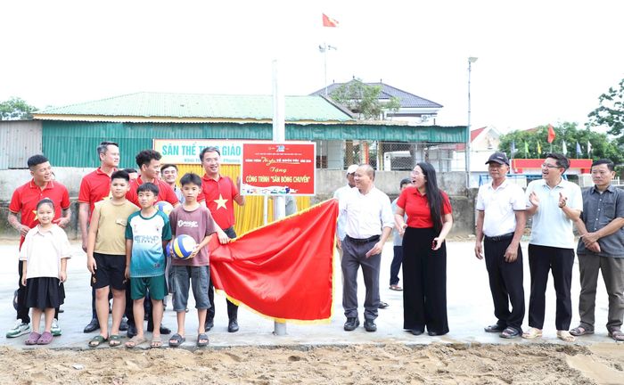 Khánh thành sân bóng chuyền kỷ niệm 70 năm Hội Liên hiệp thanh niên Việt Nam (phường Cửa Lò). Ảnh: Hải Lâm