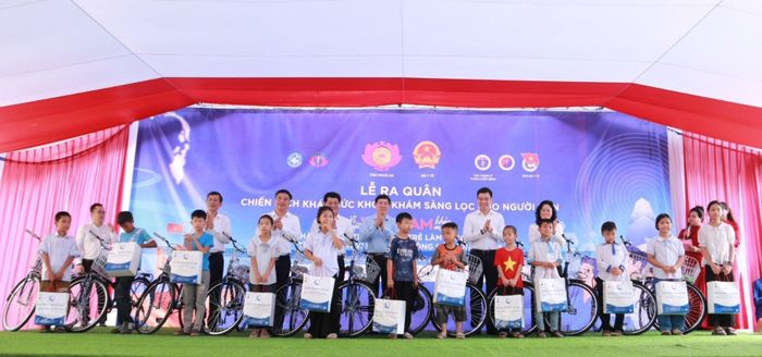 Quỹ Bảo trợ trẻ em Việt Nam vận động nguồn lực, trao quà cho các em học sinh. Ảnh: Long Vương