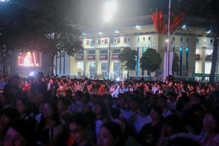 Dù tối muộn, hàng vạn người dân và du khách vẫn đổ về kín quảng trường Võ Nguyên Giáp. Không khí náo nức, những gương mặt rạng rỡ chờ đợi các màn trình diễn cho thấy sức hút mãnh liệt của mùa du lịch năm nay.