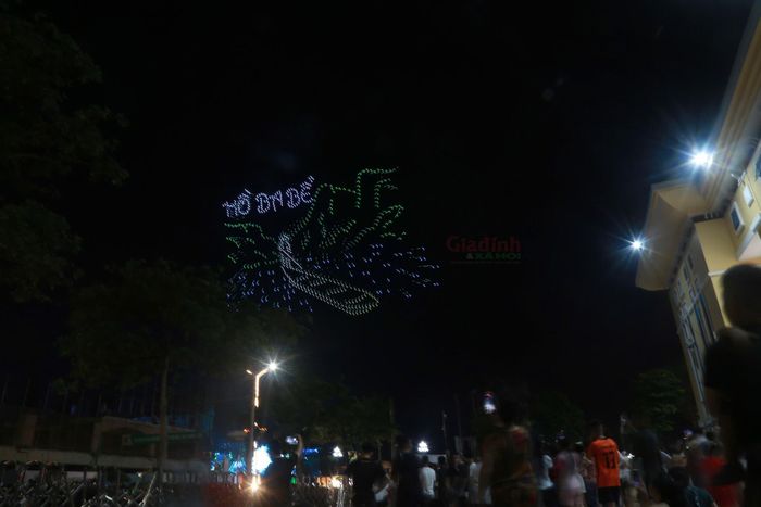 Lần đầu tiên, người dân Thái Nguyên được chiêm ngưỡng màn trình diễn của hàng trăm chiếc drone. Hình ảnh con thuyền trên hồ Ba Bể và dòng chữ "Hồ Ba Bể" được vẽ bằng ánh sáng trên không trung đã gây ấn tượng mạnh mẽ, thể hiện một Thái Nguyên năng động sau hợp nhất.