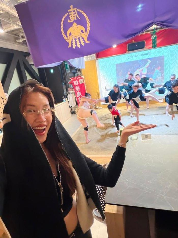 MC Thanh Thanh Huyền chia sẻ cảm xúc khi trải nghiệm show đấu vật sumo tại Nhật Bản. "Lần đầu đi xem sumo, Huyền cứ nghĩ sẽ là một buổi biểu diễn ‘truyền thống’ bình thường thôi… ai ngờ cuốn dữ luôn", nữ MC viết trên trang cá nhân.