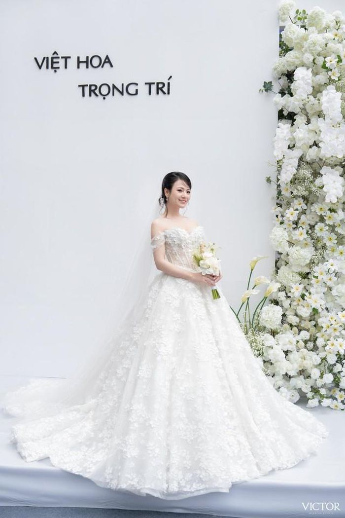 "Điều Hoa tin vào tình yêu không phải là những lời hứa, mà là cách Hoa và Trí luôn âm thầm ở cạnh nhau trong mọi khoảnh khắc của cuộc đời", Việt Hoa viết trên trang cá nhân.