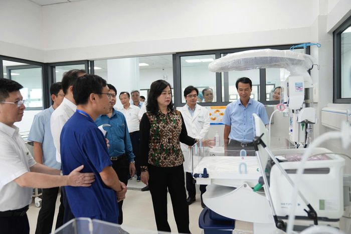 Bộ trưởng Đào Hồng Lan nghe báo cáo về thiết bị y tế tại Cơ sở 2.