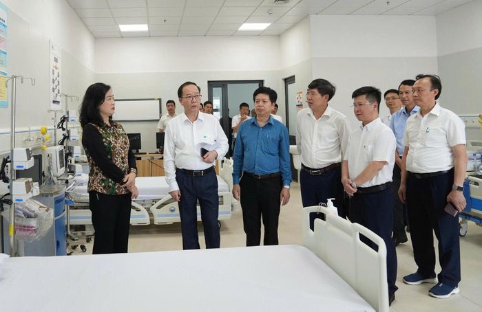 Bộ trưởng Đào Hồng Lan và đoàn công tác kiểm tra trực tiếp các khoa phòng của Cơ sở 2.