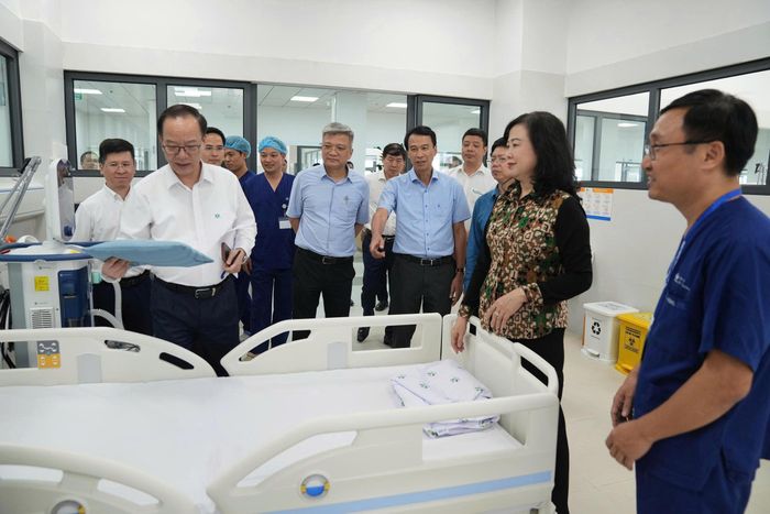 Bộ trưởng Đào Hồng Lan và đoàn công tác kiểm tra thực tế tại các phòng bệnh.