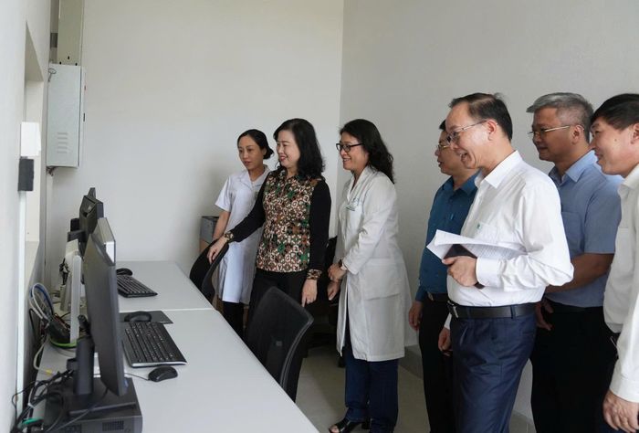 Bộ trưởng Đào Hồng Lan và đoàn công tác kiểm tra thực tế cơ sở vật chất, hạ tầng công nghệ tại Cơ sở 2.