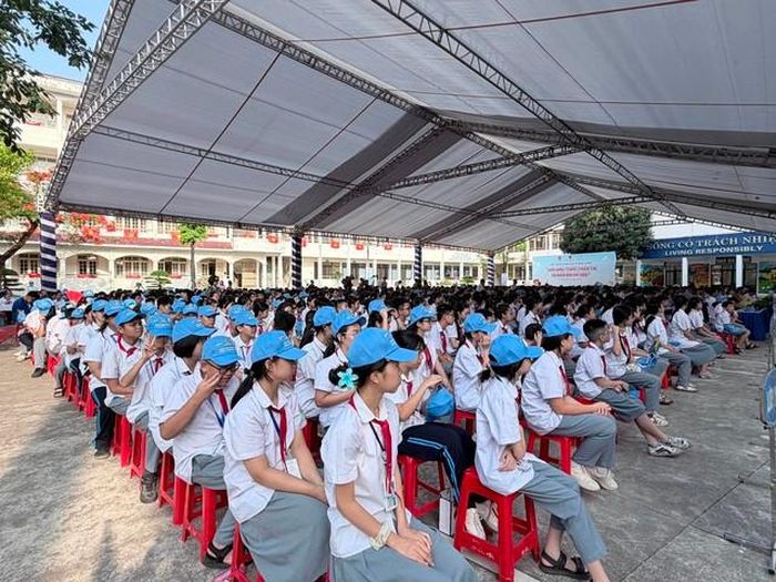 Các em học sinh tham dự lễ mít tinh p hát động Tuần lễ quốc gia phòng, chống thiên tai 2026.
