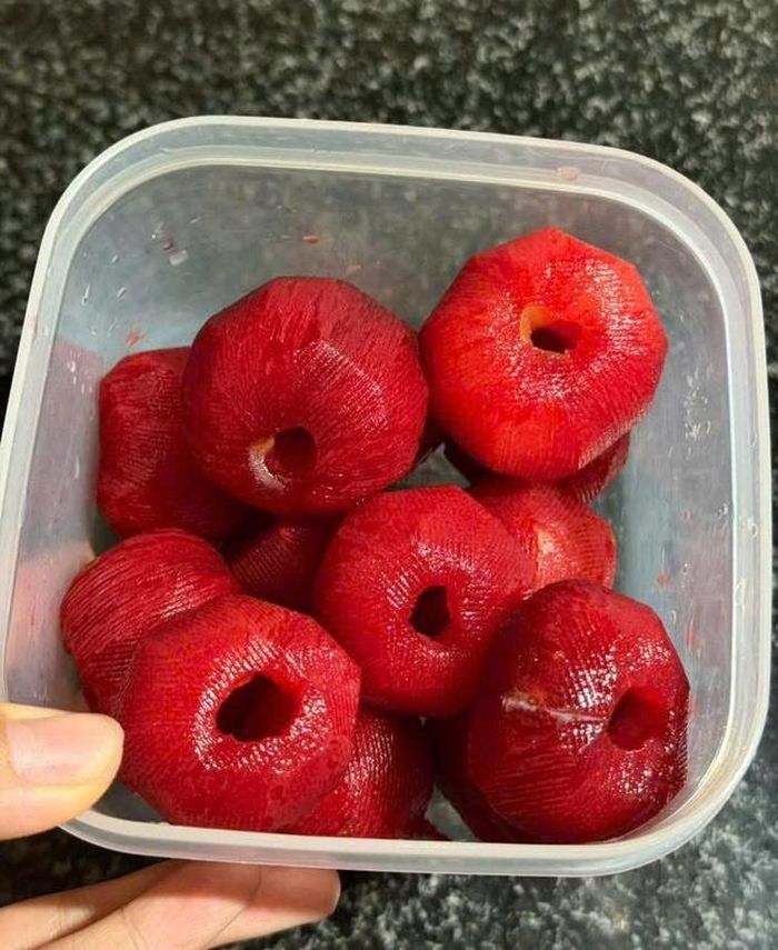 Có thể gọt vỏ mận để giảm bớt độ chát và dễ ăn hơn.