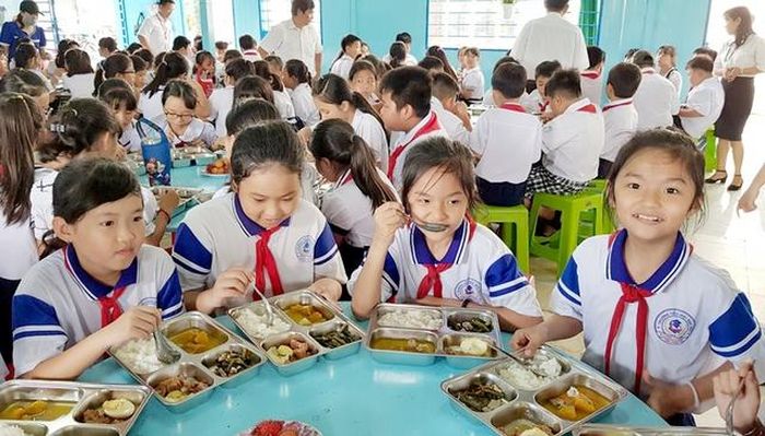 Từ thực trạng bữa ăn học đường thiếu đồng đều giữa các địa phương, nhiều ý kiến đề xuất cần sớm chuẩn hóa tiêu chuẩn dinh dưỡng trong trường học. Ảnh minh họa.