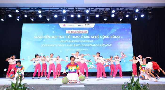 Phần trình diễn thể dục thể thao năng động từ các em học sinh tiểu học.