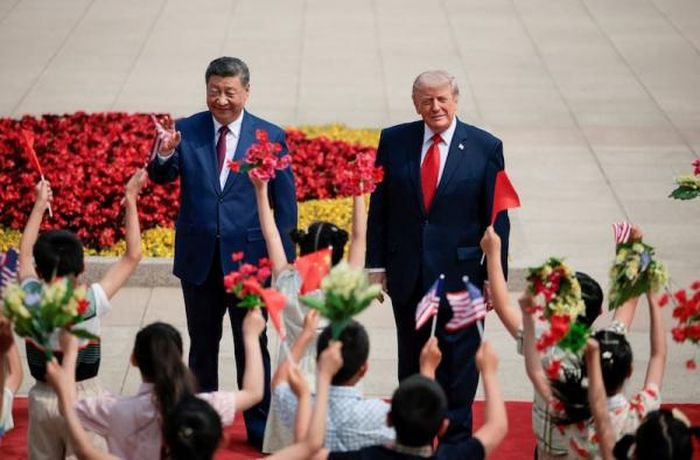 Tổng thống Mỹ Donald Trump được chào đón bằng cờ hoa, thảm đỏ tại Quảng trường Nhân dân ở Bắc Kinh. Ảnh: Evan Vucci/Reuters