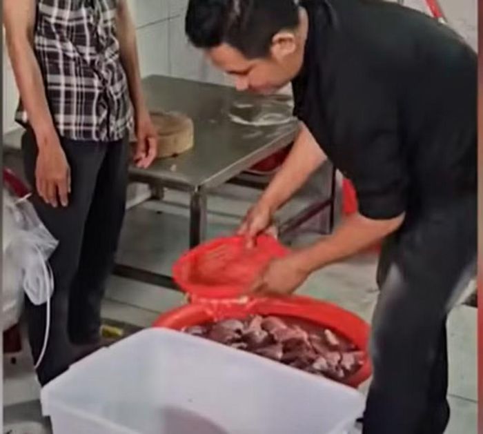 Nguyễn Văn Thái ngâm thịt heo nái với hóa chất để giả thịt bò.