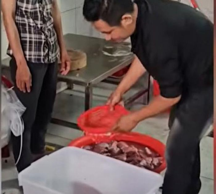 Nguyễn Văn Thái ngâm thịt heo nái với hóa chất để giả thịt bò.