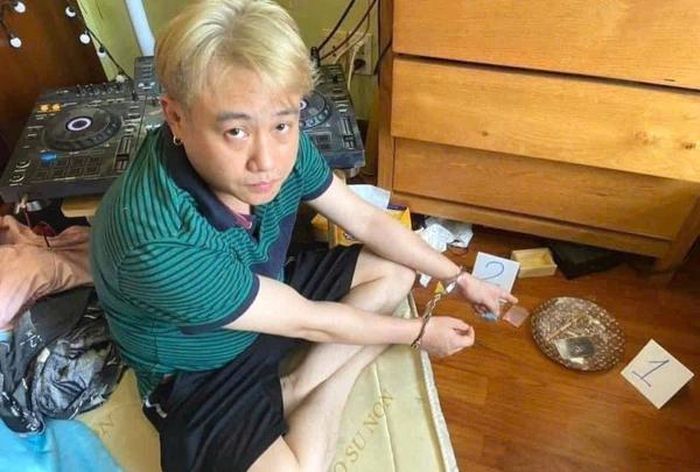 Hữu Tín từng gây chấn động khi bị bắt cùng nhiều người khác trong lúc tổ chức sử dụng ma túy.
