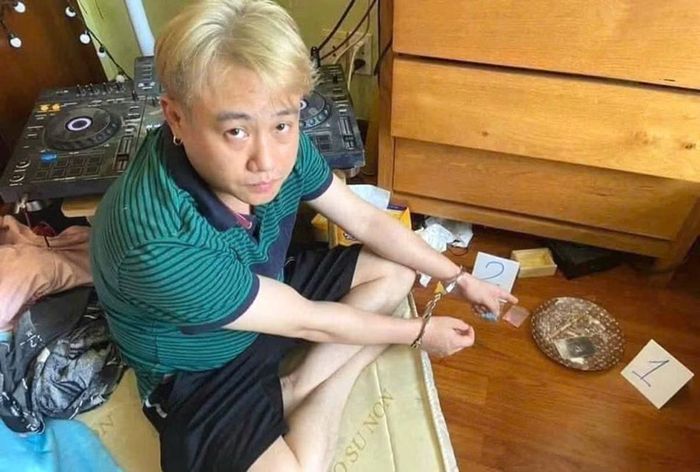 Hữu Tín từng gây chấn động khi bị bắt cùng nhiều người khác trong lúc tổ chức sử dụng ma túy.
