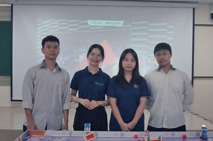 Bạn Phan Mạnh Cường thích thú với trải nghiệm tại ngày hội. - Ảnh: Chu Linh