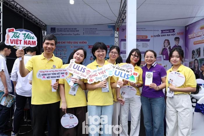 Nhóm tình nguyện viên đến từ trường Đại học Ngoại ngữ - Đại học Quốc gia Hà Nội. (Ảnh: Yến Trang)