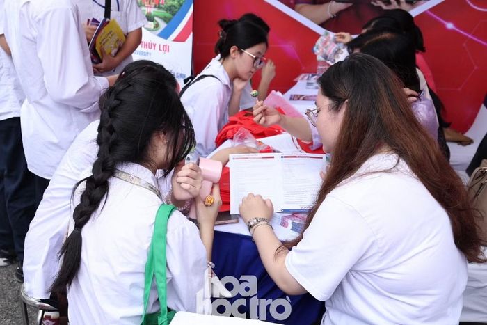 Các bạn học sinh chăm chú lắng nghe tư vấn và tìm hiểu thông tin tại các gian hàng của từng trường. (Ảnh: Yến Trang)