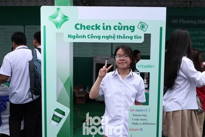 Anh Thảo cho biết ngày hội hôm nay chính là cơ hội tuyệt vời để tìm hiểu về các ngành và trường học (Ảnh: Yến Trang)