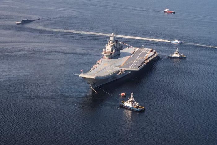 Đầu tiên là vào năm 2018, trong khi đang thực hiện công việc, ụ nổi PD-50 mà tàu Kuznetsov đang ở trên đã bất ngờ bị chìm, khiến một cần cẩu rơi xuống boong tàu gây lỗ thủng lớn. Năm 2019, một vụ hỏa hoạn lớn đã xảy ra trên tàu, gây thương vong.