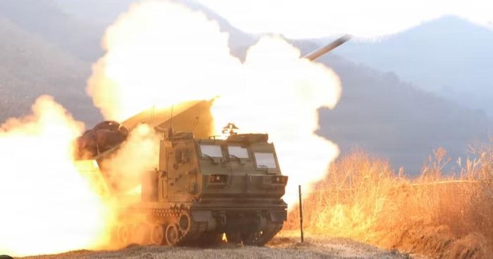 Biến thể mới nhất, rocket dẫn đường mở rộng tầm bắn ER GMLRS, có thể đạt tầm bắn 150 km, gần gấp đôi so với các phiên bản trước.