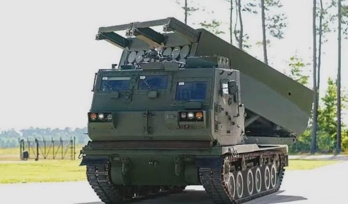 Mỗi bệ phóng có thể mang 12 rocket cỡ 227 mm hoặc các loại tên lửa chiến thuật khác, cho phép thực hiện các đòn tấn công hỏa lực tập trung với mật độ lớn.