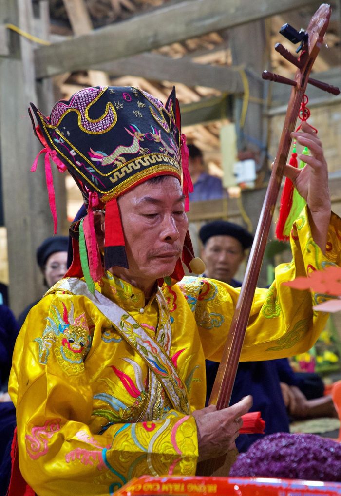 Thầy Then thông qua bài hát then cổ để báo cáo với Ngọc Hoàng thượng đế, quan Xung, quan Hạn mời thần linh về chứng giám cho nghi lễ. Xin các tổ sư, thần linh phù hộ cho gia chủ giải đi hết những vía xấu, và những điều không tốt cho gia chủ. Tiếp đến, thầy Then lễ giải hạn cho gia chủ.