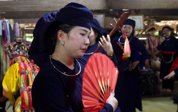 Những cánh tay uyển chuyển dâng hoa, những bước chân nhịp nhàng không chỉ thể hiện lòng thành kính, mà còn là sự giao thoa giữa con người với đất trời.