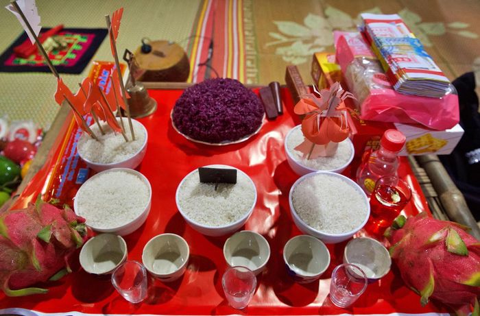 Nghi lễ gồm có 2 mâm lễ: Mâm lễ chính, thờ các vị tổ sư, thần linh và binh mã, trên mâm lễ gồm có 4 bát gạo, hương, nến, trứng gà, thẻ, lệnh, ấn, cờ và mâm lộc.